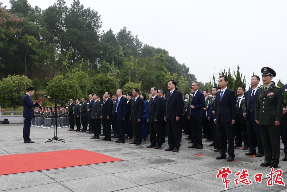 仪式现场,全体肃立 仪式现场,全体肃立